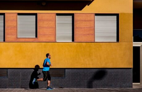 Jak biegać latem - mężczyzna biegnący w niebieskiej koszulce