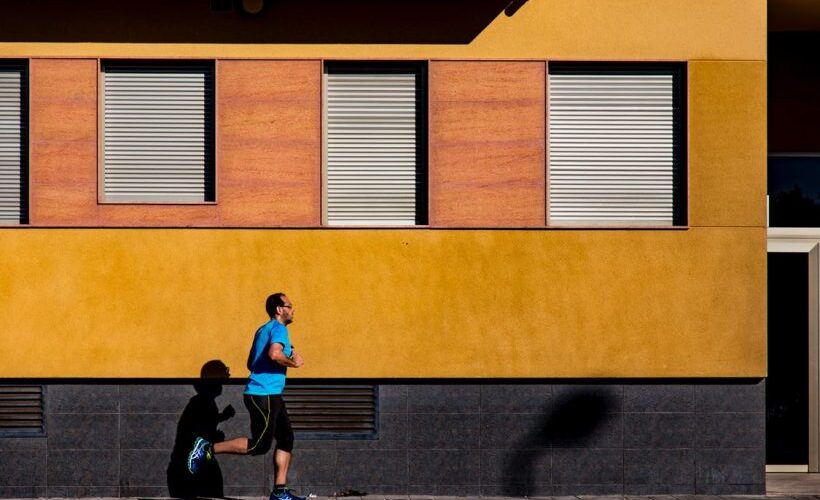 Jak biegać latem - mężczyzna biegnący w niebieskiej koszulce
