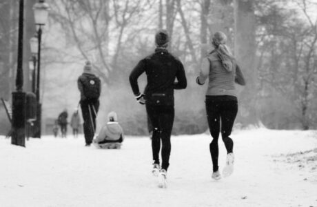W czym biegać jesienią i zimą - mężczyzna i kobieta w biegu
