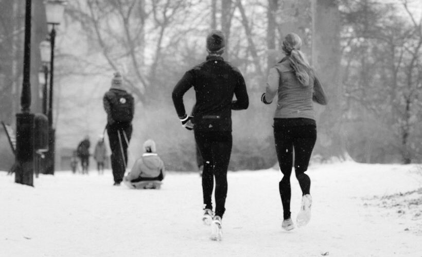 W czym biegać jesienią i zimą - mężczyzna i kobieta w biegu