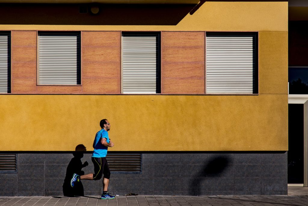 mężczyzna trenujący slow jogging